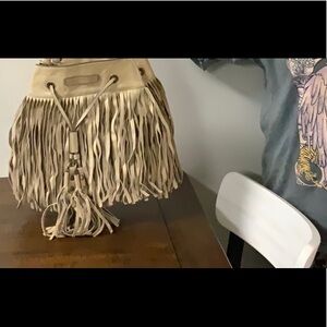 Great condition pre-owned Frye Heidi fringe bag.